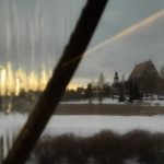 Talvinen maisema ikkunasta, taustalla kirkko..