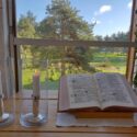 Raamattu pöydällä ikkunan edessä auki kohdasta psalmi 1.